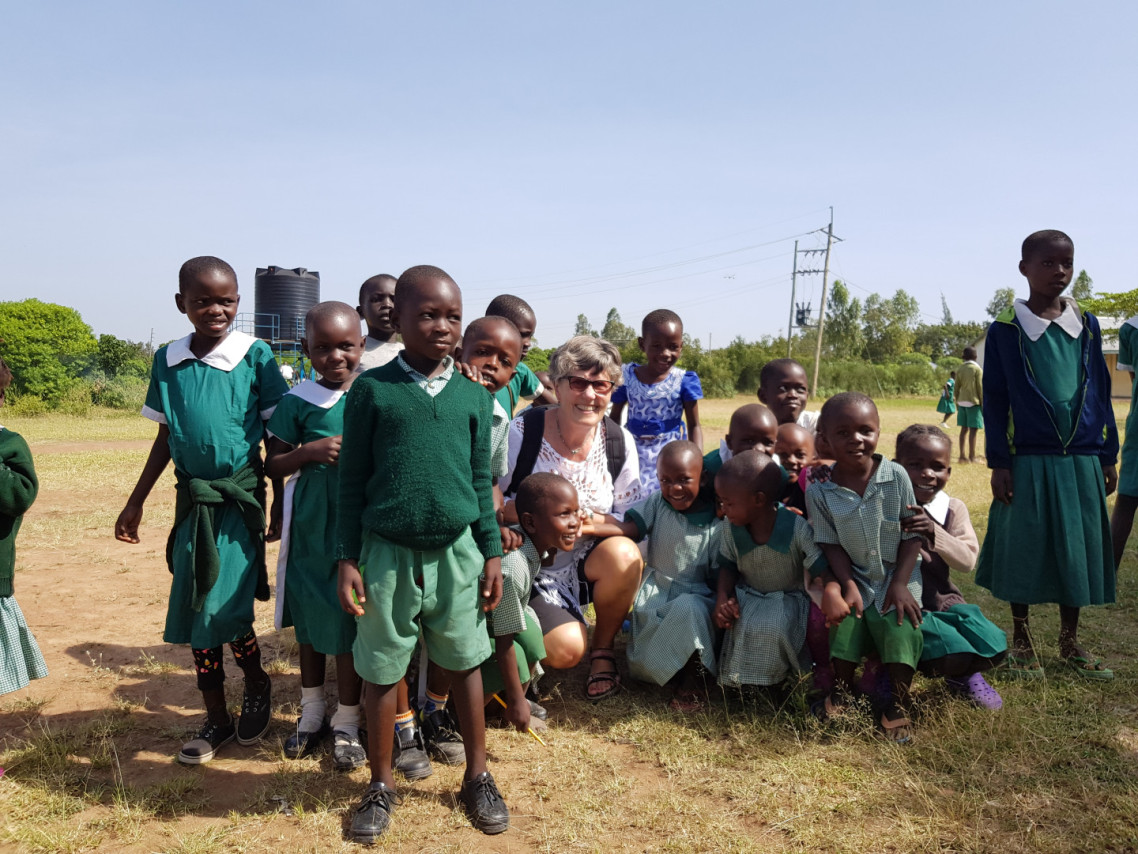 Prosjekt - Vann og sanitær, Kenya. Åshild har samlet glade skoleelever
