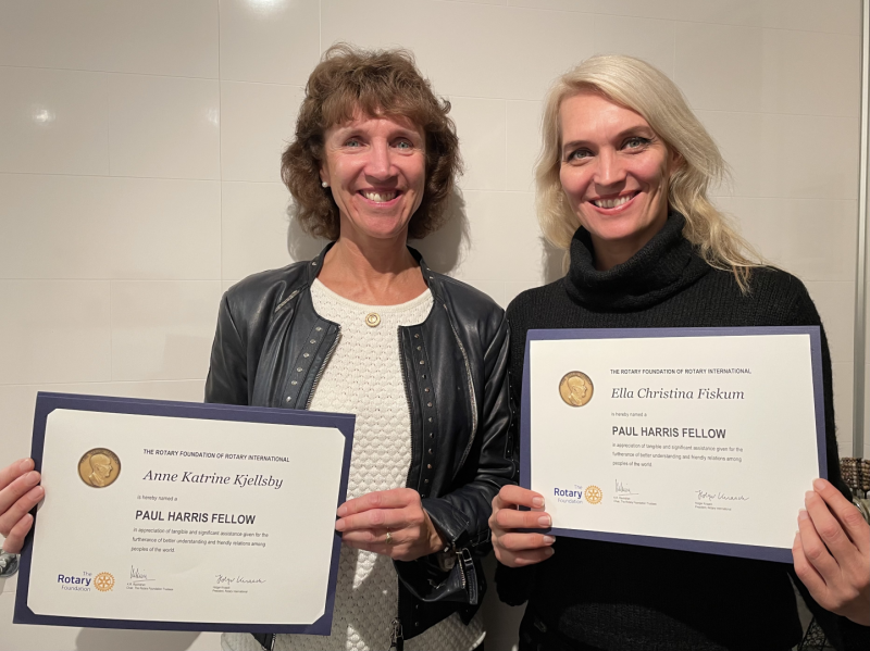 En kveld med italiensk mat, vin, sang og høydepunktet, utdeling av Paul Harris Fellow Recognition (PHF) til to ildsjeler i kommunen.