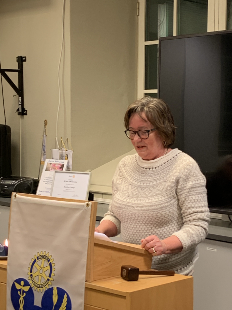 Åshild åpnet møte med å tenne lys for Fred og Vennskap