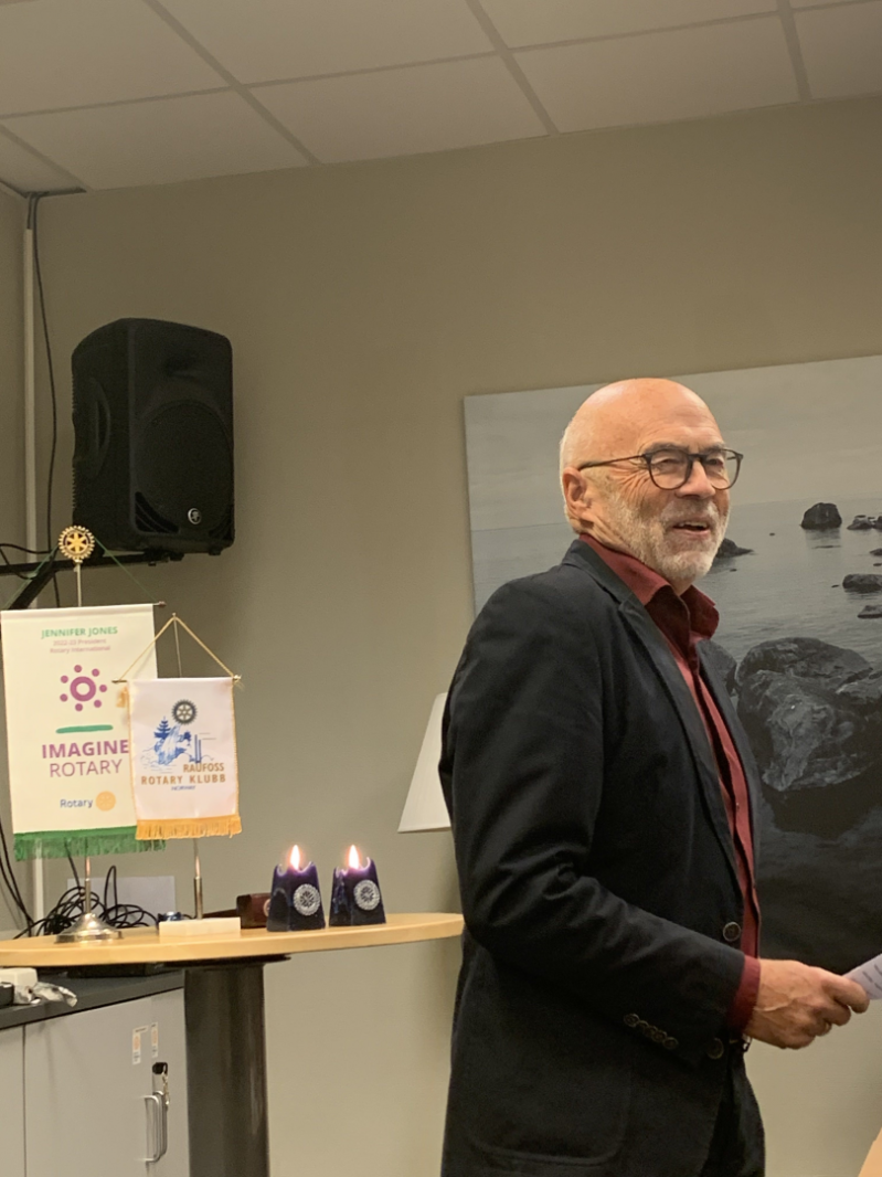 Klubbmøte 20.des. 2022.   Past president Åshild ønsket alle velkommen og åpnet møtet med de 4 viktige spørsmålene og tente lys for Fred og Vennskap.