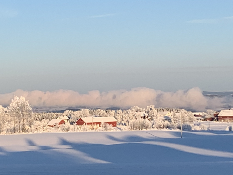 President Wenche ønsket velkommen til medlemmer og gjest, og tente lys for vennskap, fred og håp.
